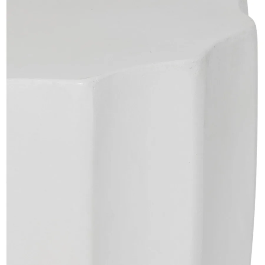 Moderner dunkelgrauer runder Akzenttisch aus Beton für Wohnräume im Freien, ideal für Terrassen, Balkone und Gartbereiche, langlebig und