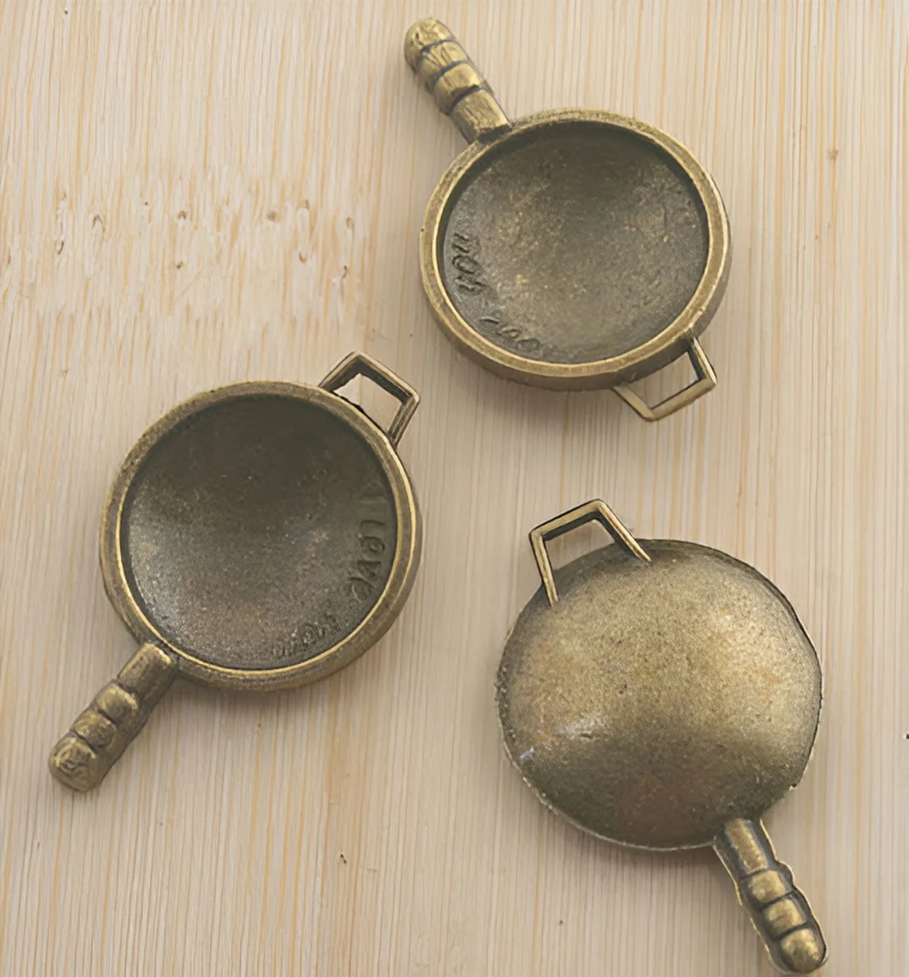 

10pcs 29*18mm Alloy matel antiqued bronze pan pendants HWG1048