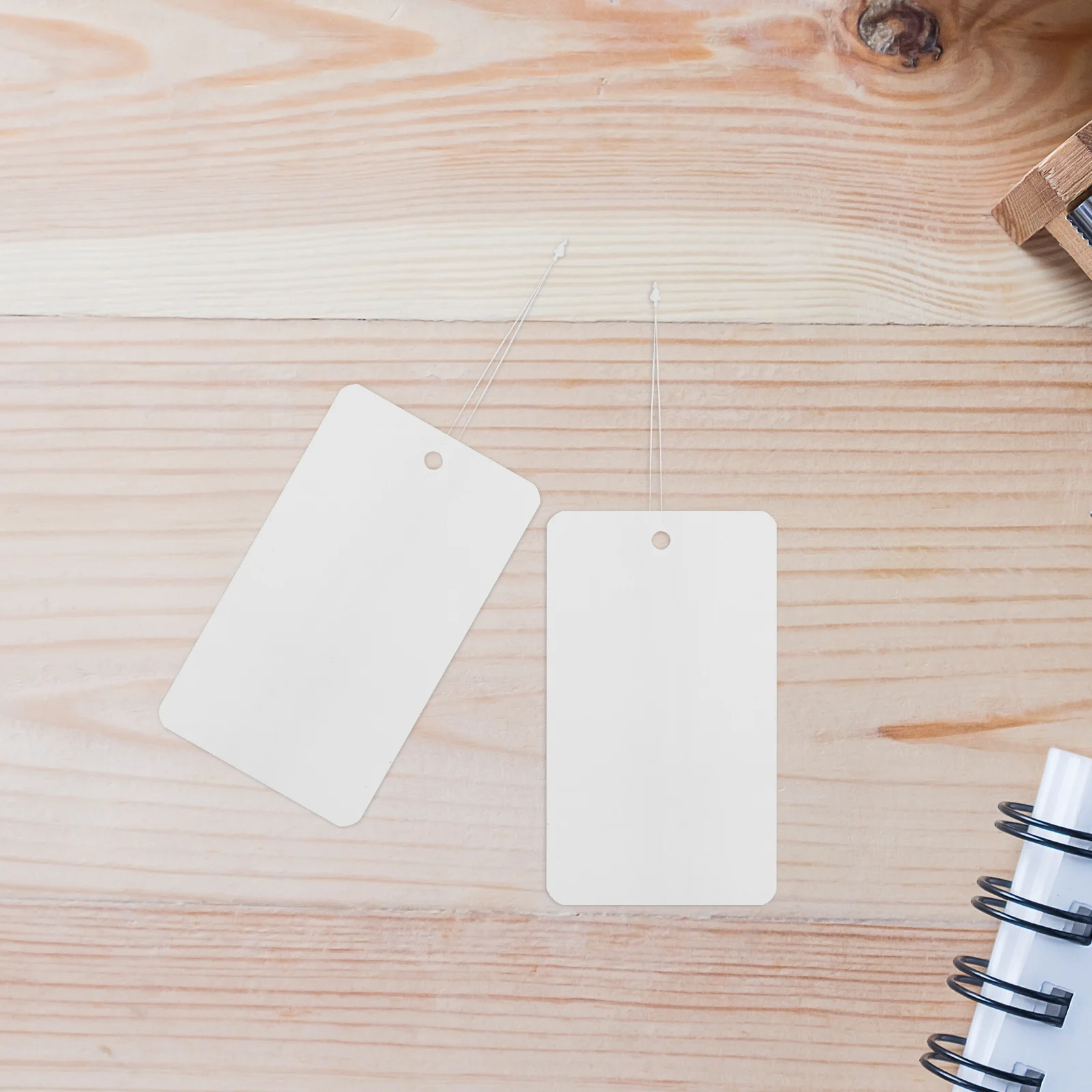 

100 шт. простые бирки из ПВХ с подвесной веревкой, пустые белые карточки с этикетками для идентификации, розничный ремешок для дисплея, использование ПВХ-карточек