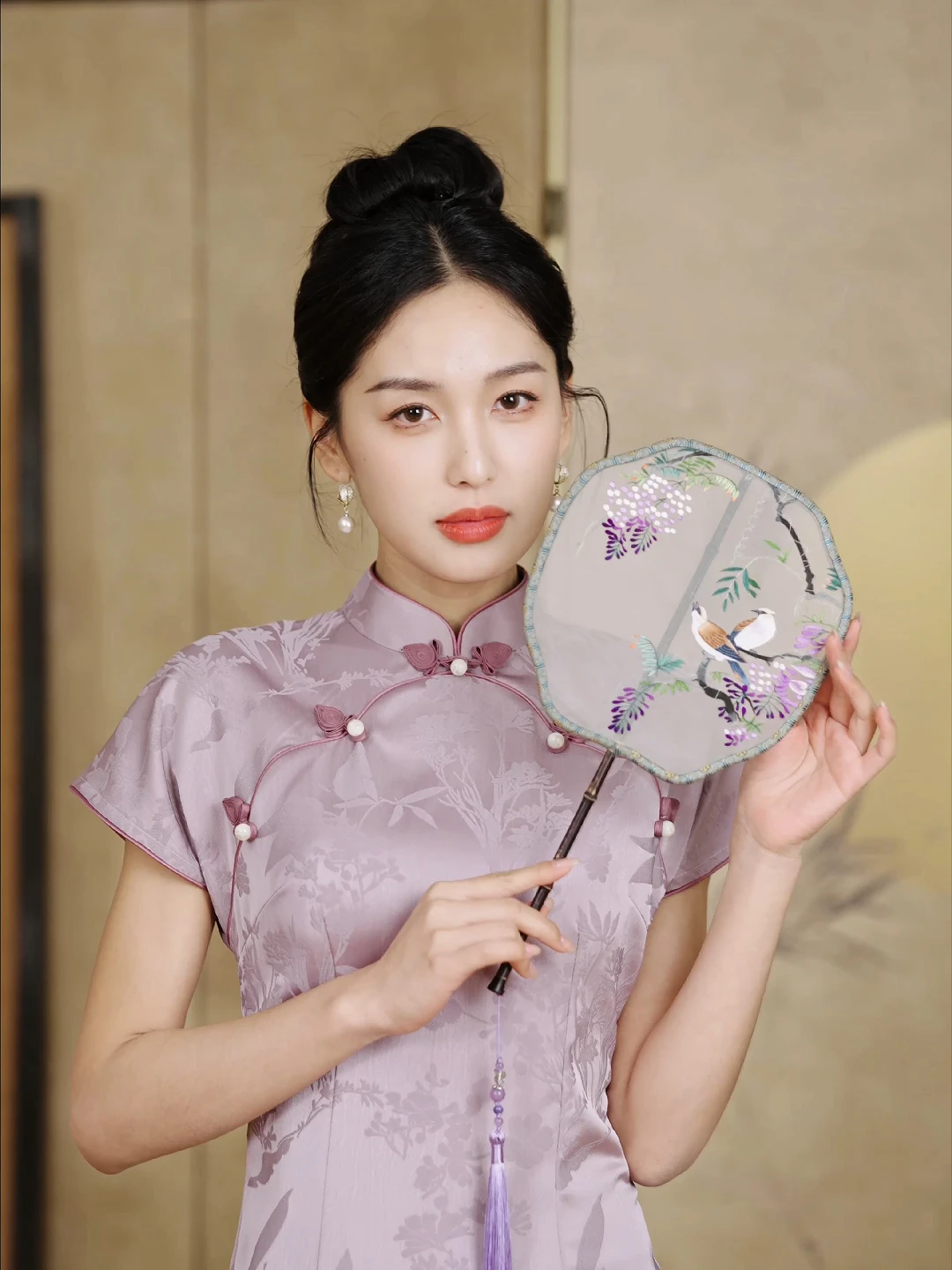 

Double-Sided Embroidered Cloud Silk Fan Traditional Chinese Artisan Craft Women's Style Foreigner Gifts Handmade Silk Fan