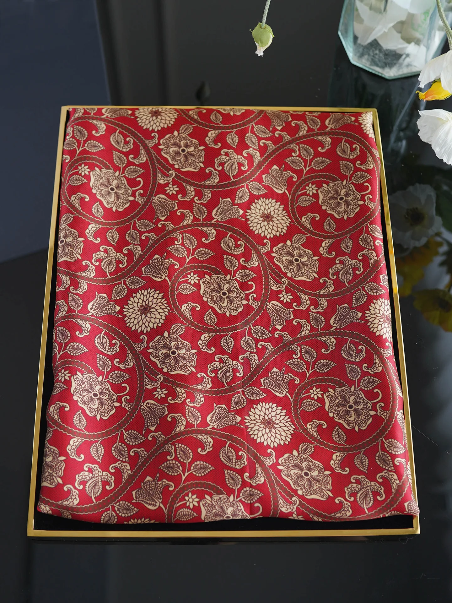 talon-en-soie-ele-en-rouge-festif-avec-rouleaux-design-floral-parfait-pour-un-coffret-cadeau-haut-de-gamme-acc-chinois-sle