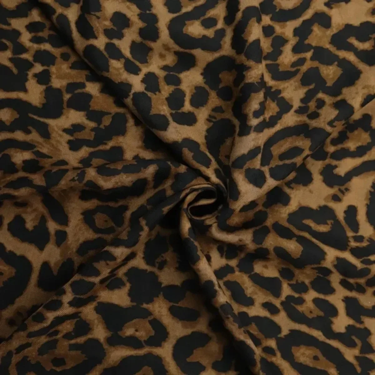 New Scarf Autumn/winter Sexy Leopard Print Headscarf Ladies Fashion Wear Shawl Highlights Female Charm Clothing Accessories