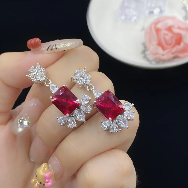 

Роскошные прямоугольные красные корундовые флуоресцентные светлые элегантные короткие серьги с бриллиантами, меняющие цвет, женские серьги-гвоздики