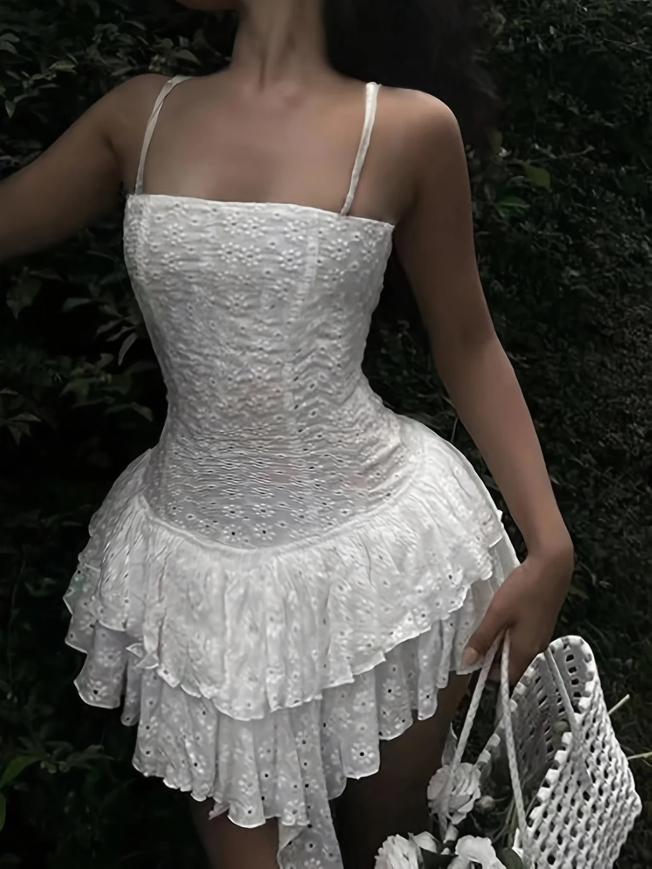 Mini robe de cocktail brodée de fleurs pour femmes, avec sangle creuse et volants, en dentelle blanche, amincissante, 2024