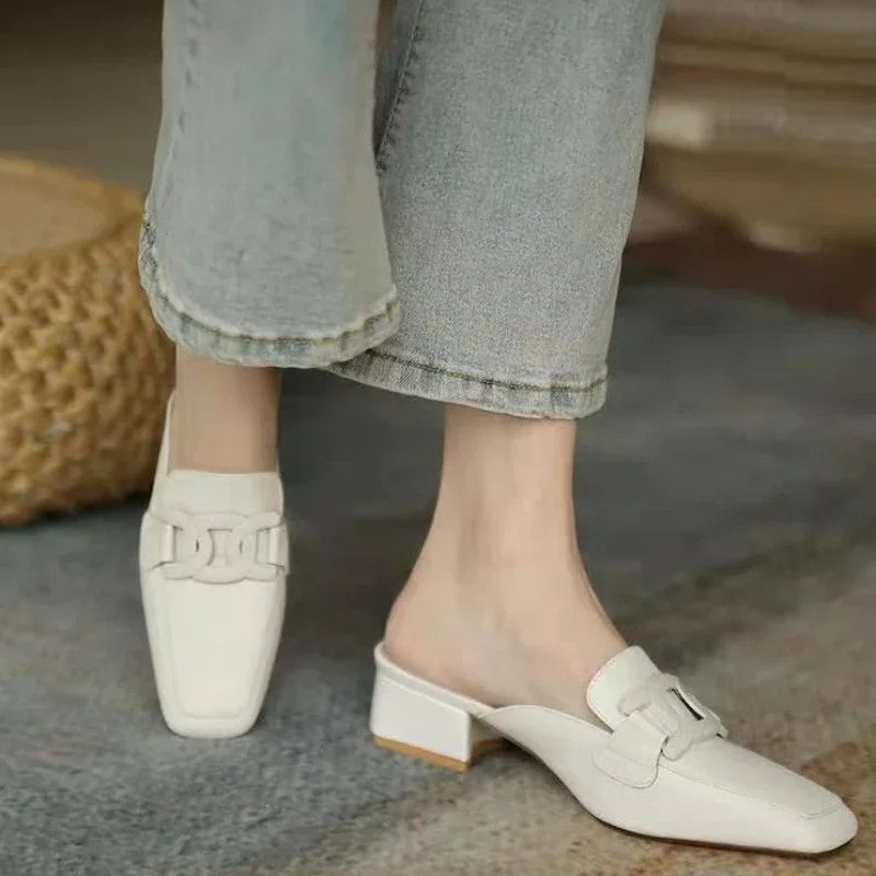 New Fashion Cover Toe Chain Decoration Womens Half Slippers Outdoor Slides Med Heeled Mules Shoe Luxury Square Heel Sandals