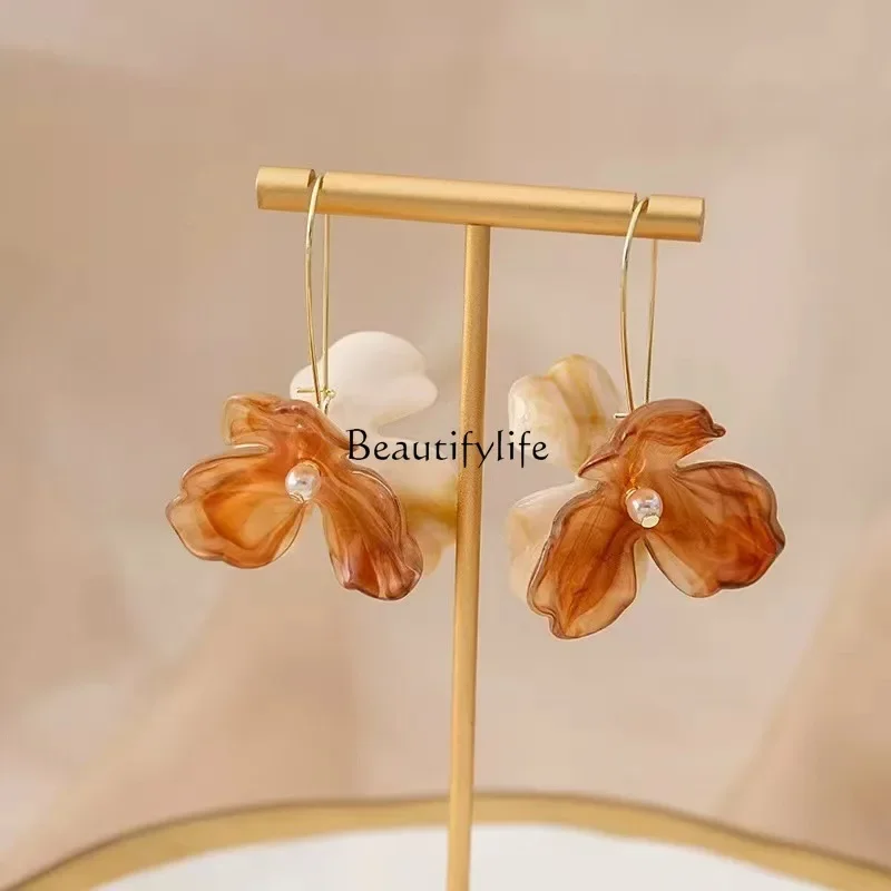 Retro Hong Kong style flower pearl earrings, Maillard atmosphere gentle earrings gradually change contrasting colors