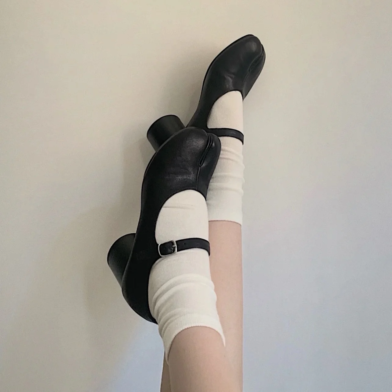 IPPEUM Zapatos de tacón Tabi para mujer, zapatos de tacón redondo con punta dividida, zapatos de tacón alto Mary Janes Tabis