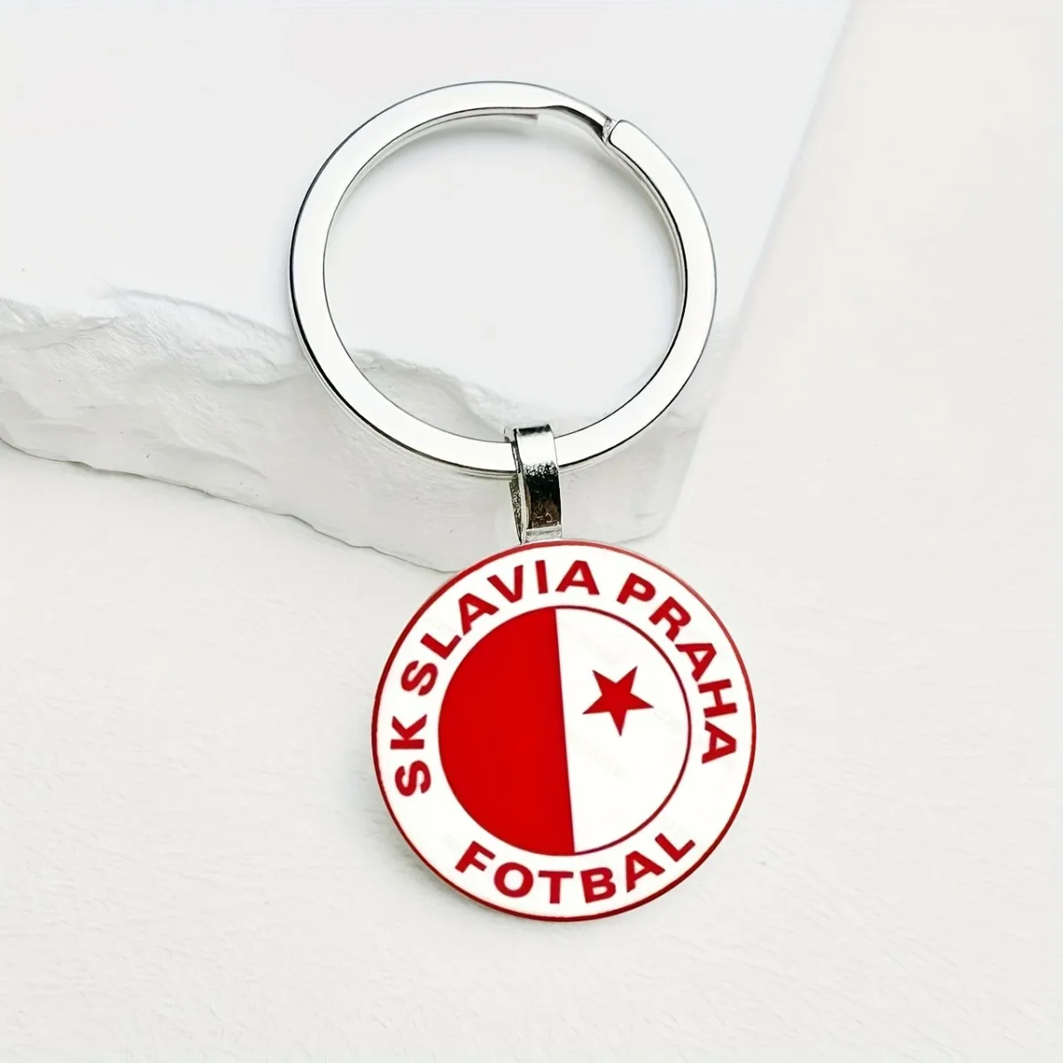 سلسلة مفاتيح Slavia براغ مع شارة حمراء وبيضاء. حلقة مفاتيح معدنية متينة، هدية مثالية لامعة لأي مشجعي كرة القدم.