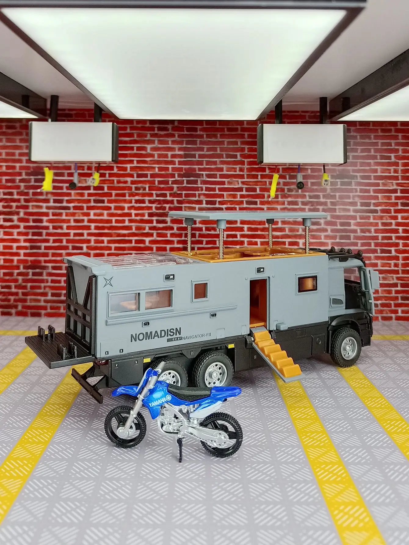 1:32 مرسيدس بنز شاحنة سبيكة على الطرق الوعرة نموذج سيارة سيارة، سيارة توجيه، هدية ردود الفعل الصوتي والضوء، يمكن فتح الأبواب #6