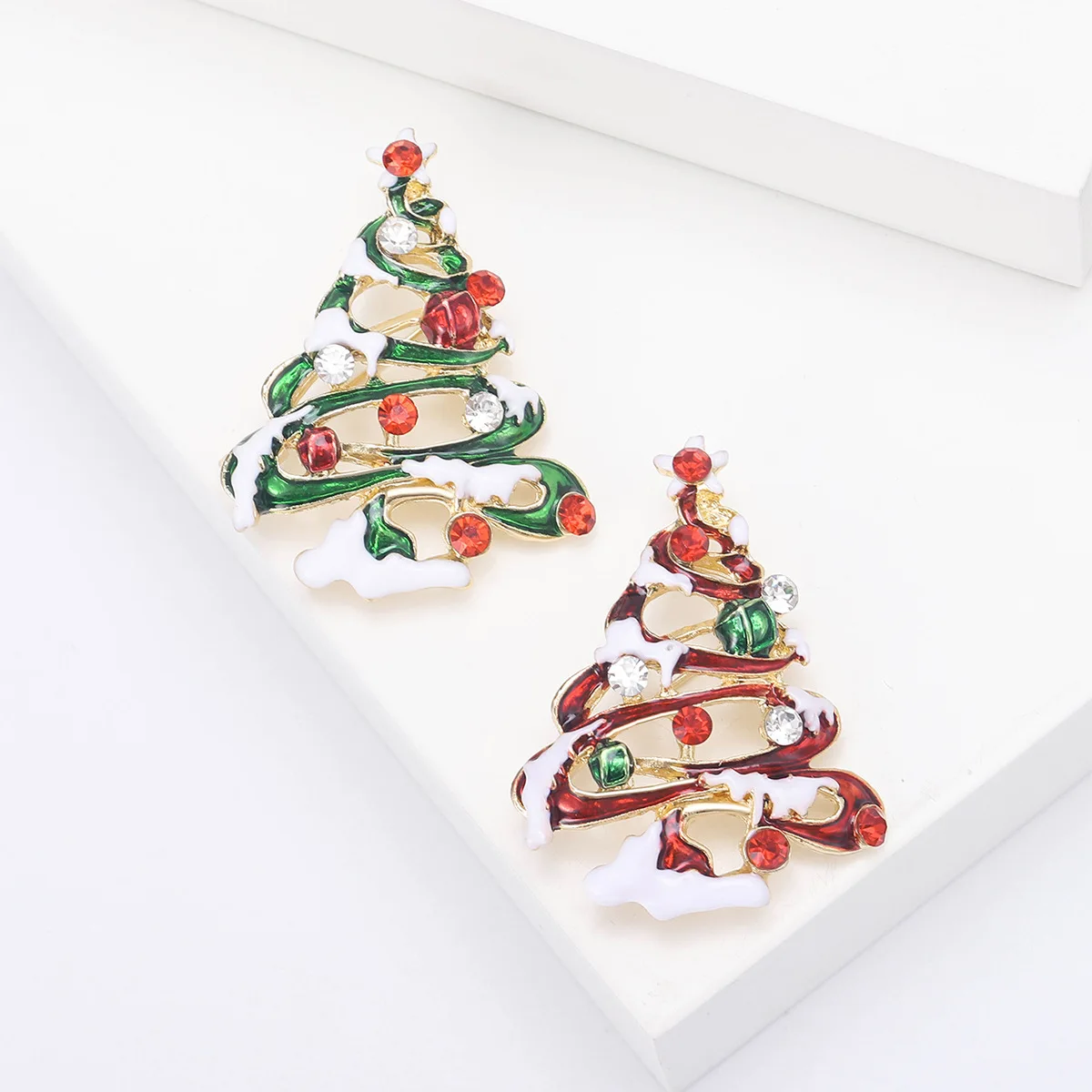 Snow‑Dusted Christmas Tree Brooch Multicolor Rhinestone Hollow Enamel Lapel Pin Xmas Holiday Decoration Craft Gift