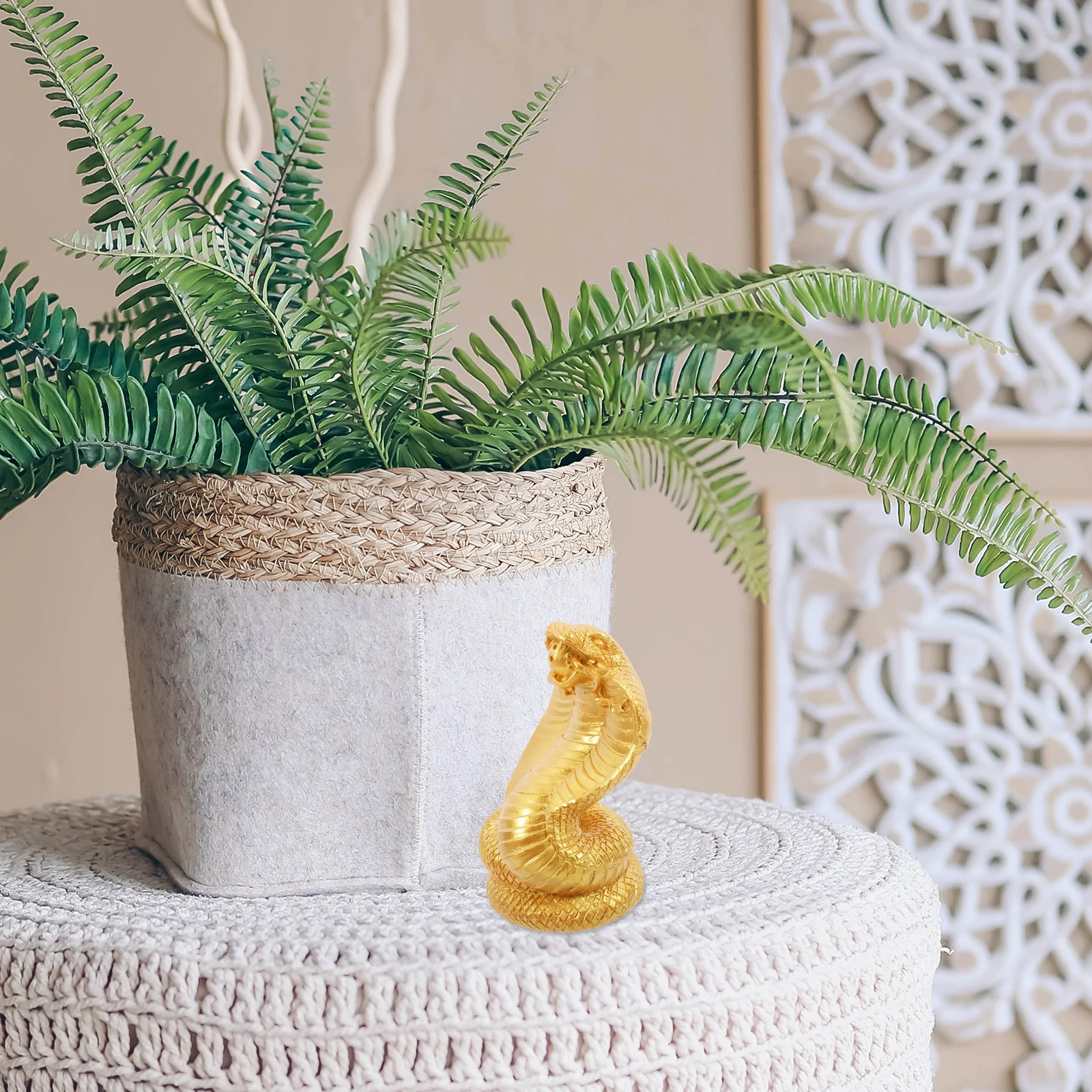 

Gold Resin Snake Statue Chinese Style Smooth Surface Safe Touch Tabletop Home Office Decoration Resin Snake Figurine