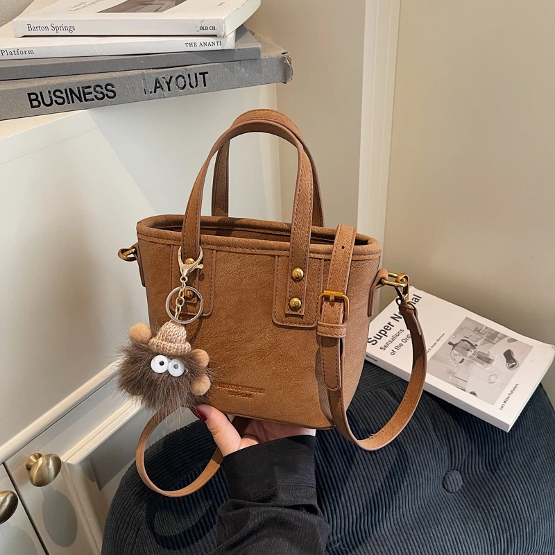 حقيبة ساعي فاخرة وبسيطة للنساء مع شعار حروف عصرية ونمط عتيق بلون سادة #2