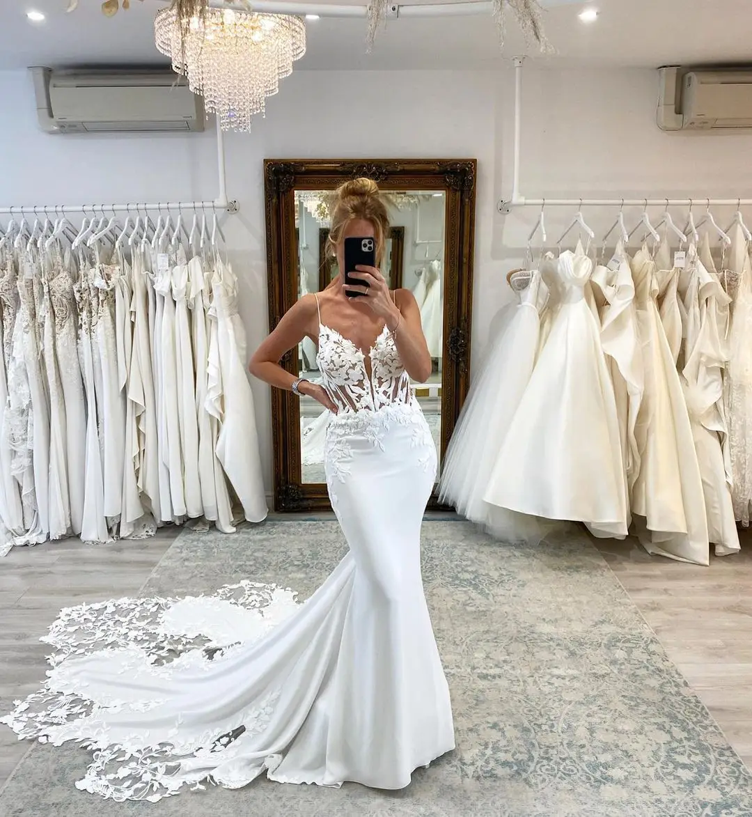 FATAPAESE Abito da sposa personalizzato con un intricato corpetto su misura con motivi applicati in pizzo floreale audace Abito Mermiad