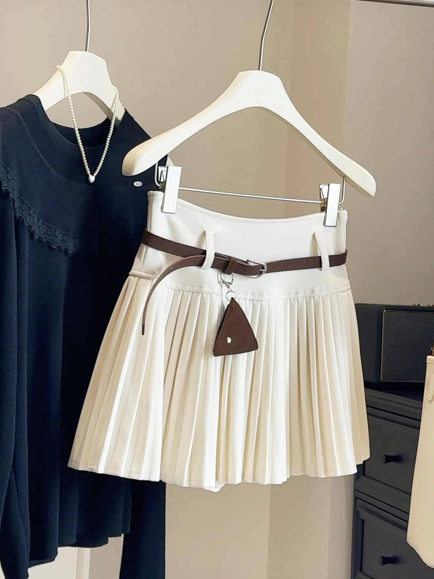 

White accordion pleated woolen skirt for women in autumn and winter 2025 new high waisted A-line short skirt and half body skirt