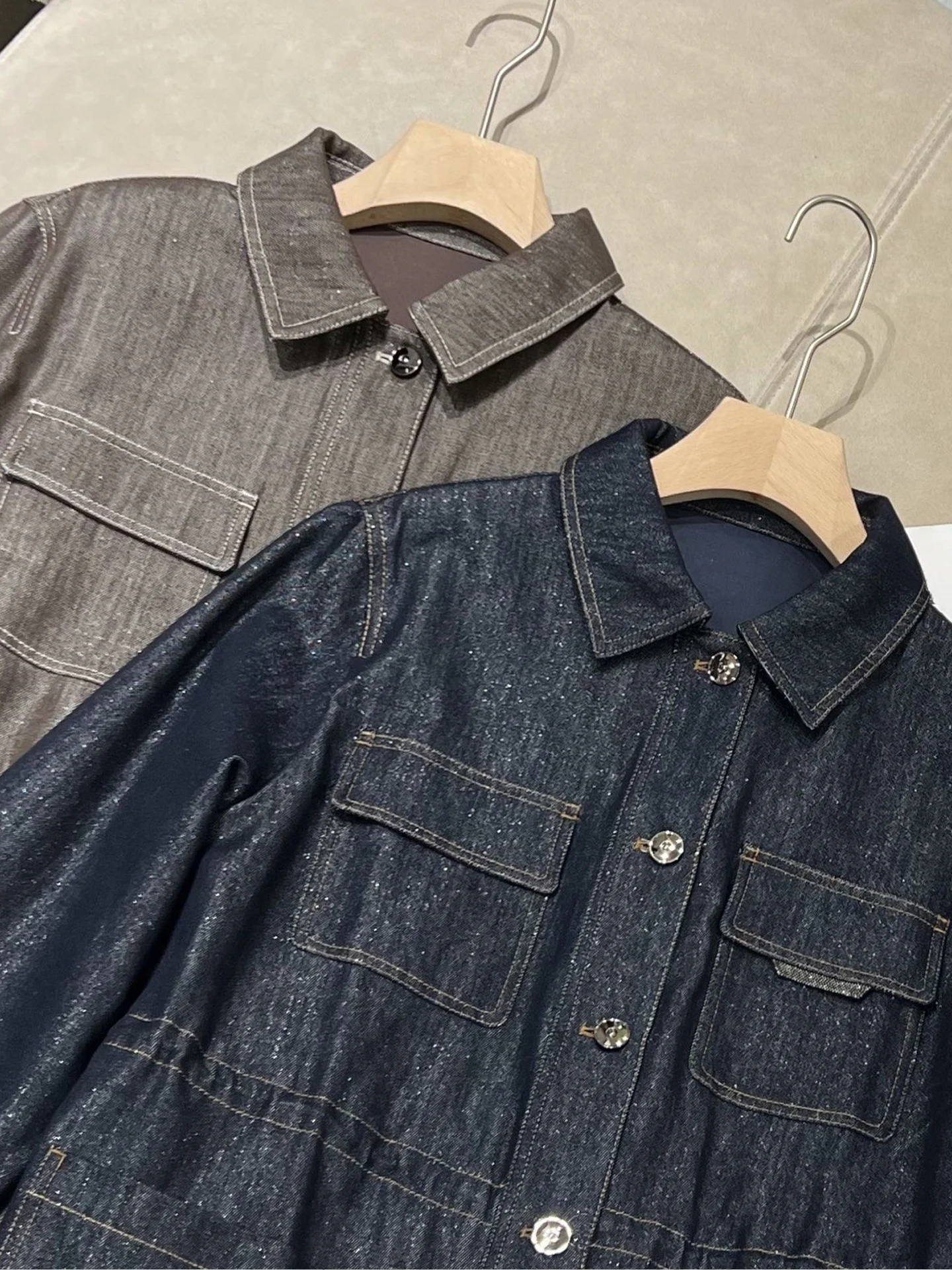 

Новый стиль ранней весны, высококачественная модная мерцающая джинсовая куртка из тонкого хлопка и прямые джинсы с завязками.