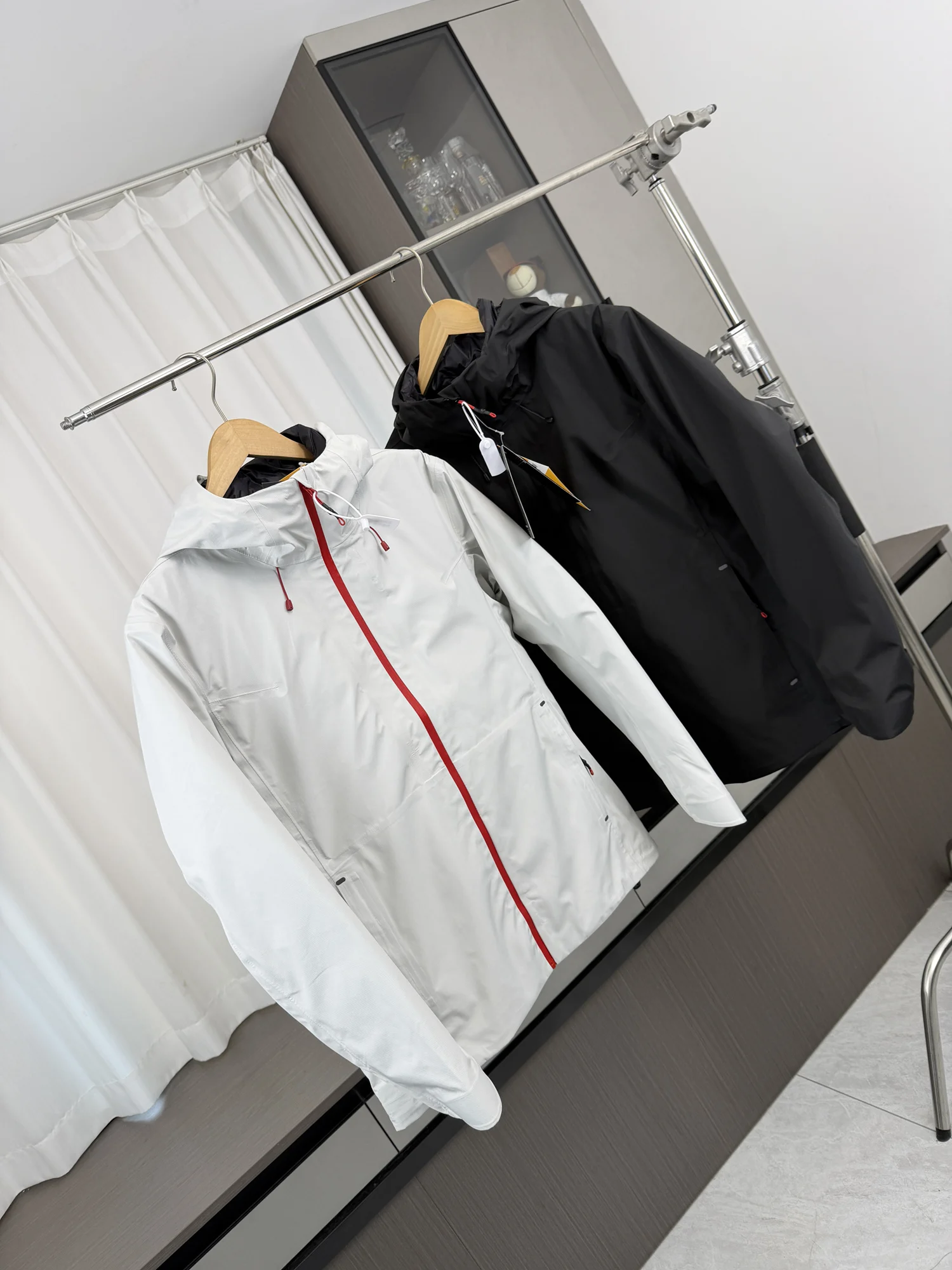 Men's Outdoor Hooded Jacket Fashionable Urban Style Windproof Water-Resistant Seamless Duck down Filling Regular Fit