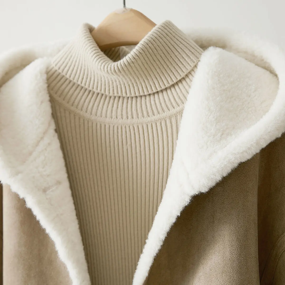 Casaco de pele de cordeiro elegante com capuz para mulheres inverno 2025 estilo coreano mini tamanho casaco sem couro confortável estilo casual