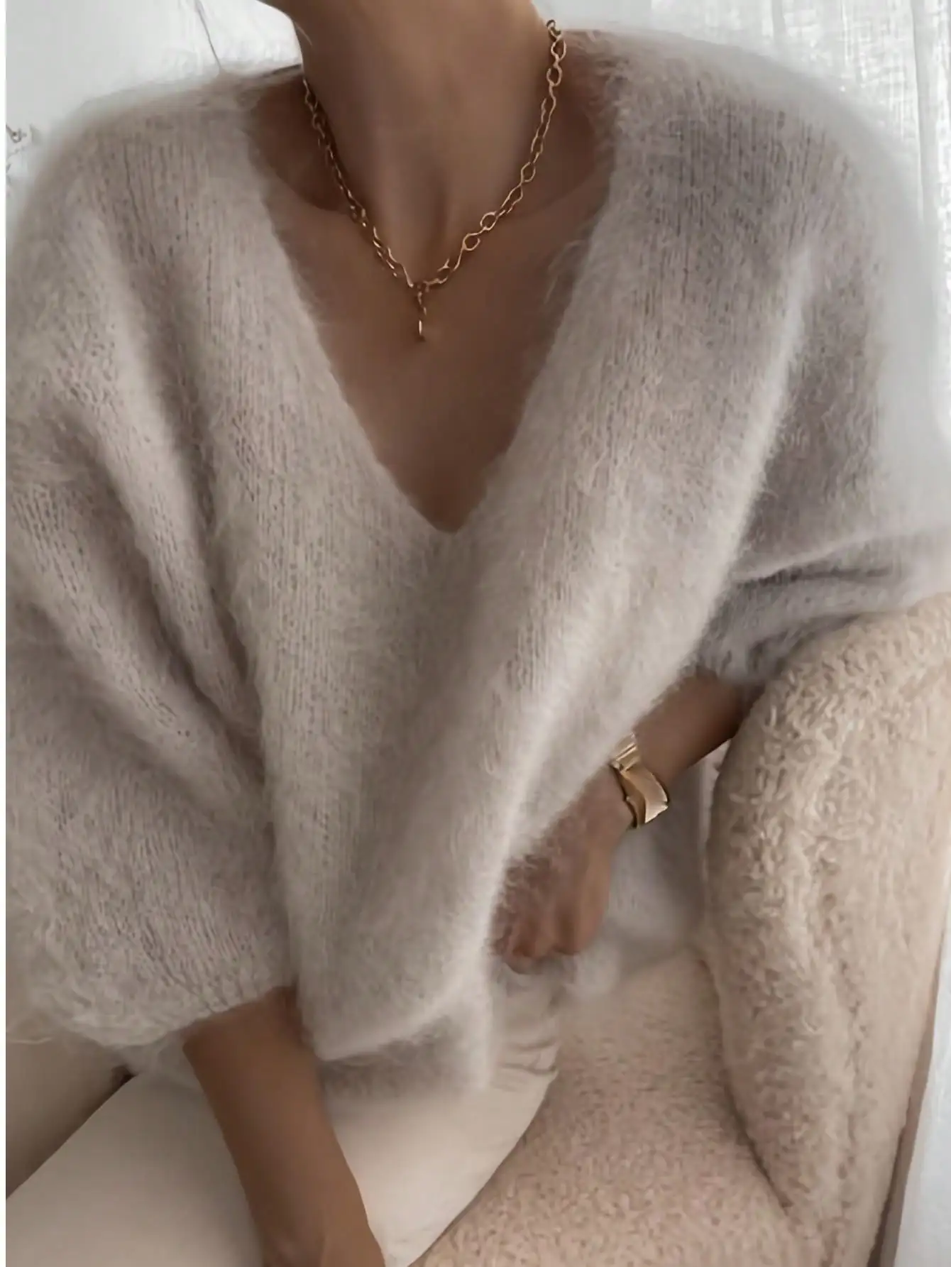 Maglione lavorato a maglia in velluto pregiato tinta unita con scollo a V, casual per l'autunno/inverno