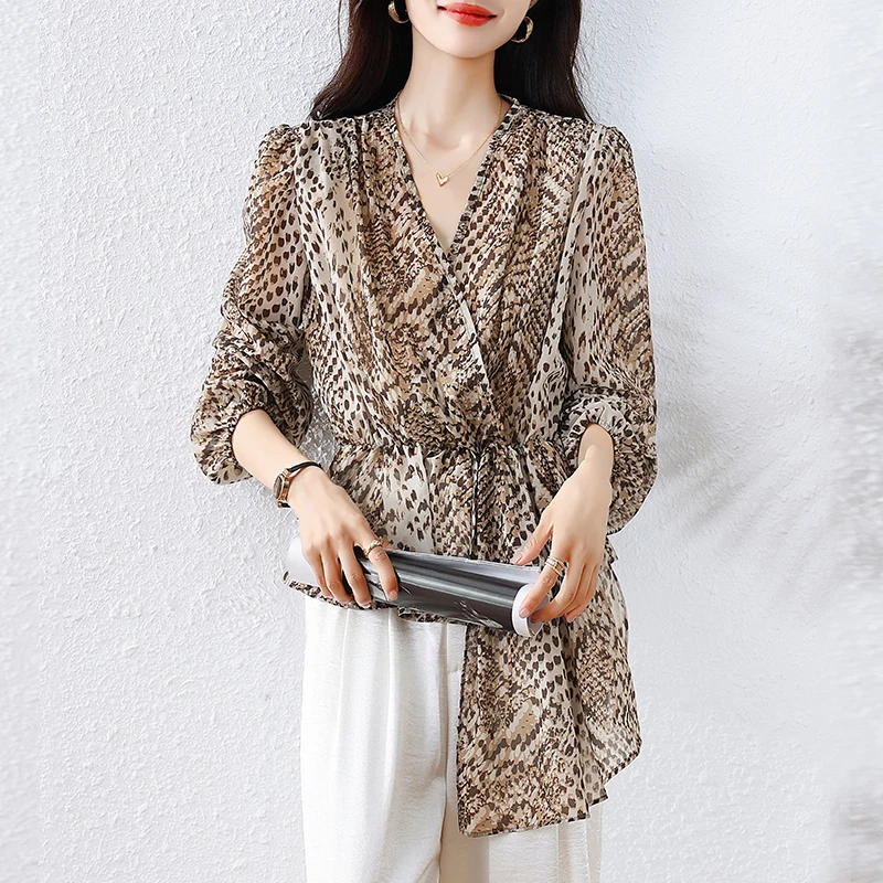 

Осень 2022, новые женские шифоновые рубашки с v-образным вырезом и принтом в стиле ретро, модные повседневные блузки с неровными складками и тонкой талией, элегантные топы Femme