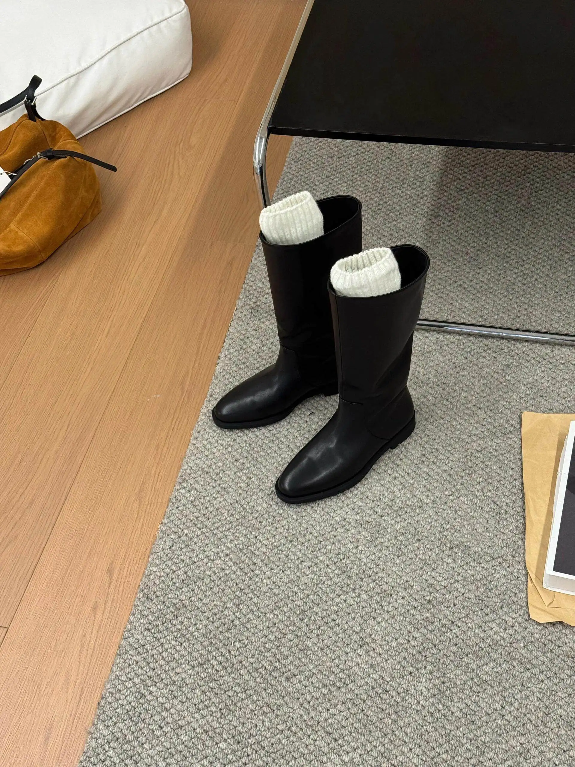 Women's Black Leather Knee-High Boots Sleek Slip-On Design Low Heel Elegant Minimalist Style for Autumn/winter Casual Looks