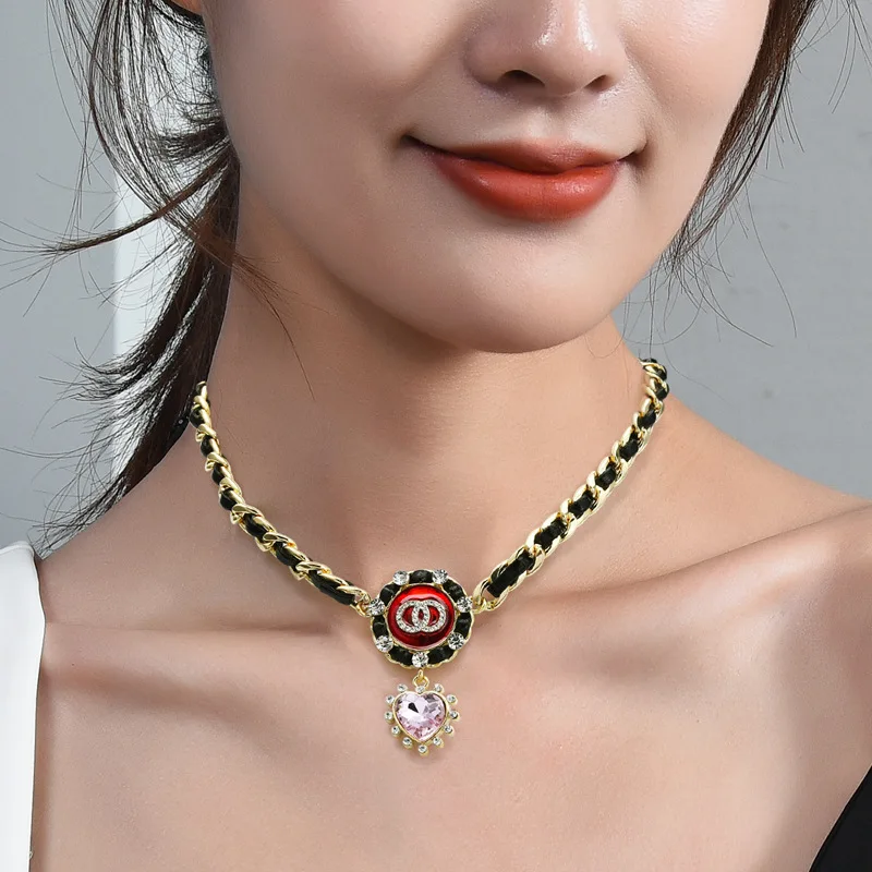 

2025 Korean autumn and winter black sexy collarbone chain, leather string, neck chain, choker heart-shaped collar