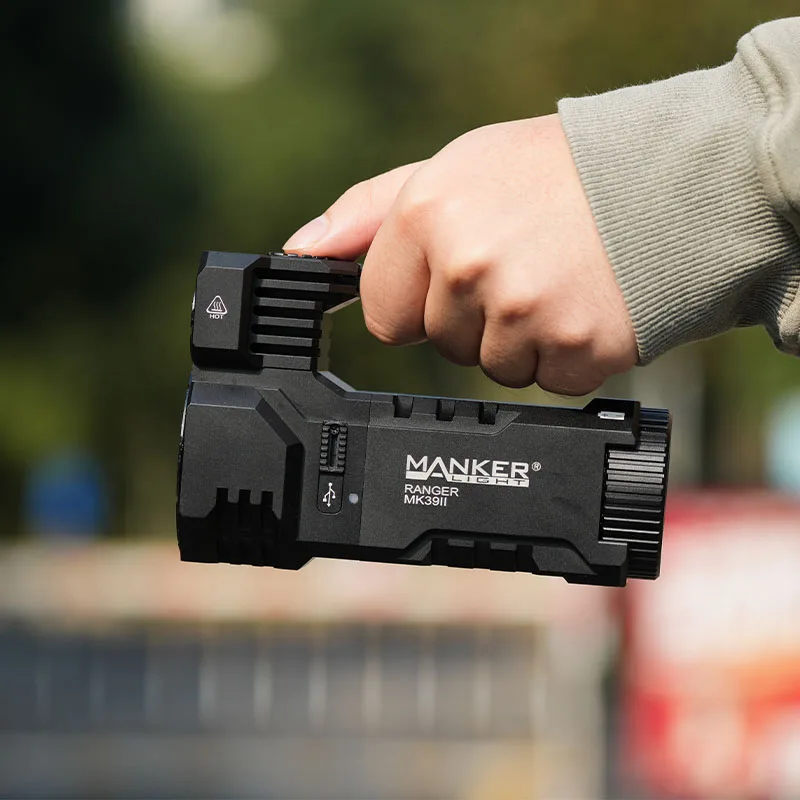 Manker Ranger MK39 II Faretto e proiettore combinati, 9 LED, raggio da 25000 lumen e 1120 m, torcia ad alta potenza/luce di ricerca