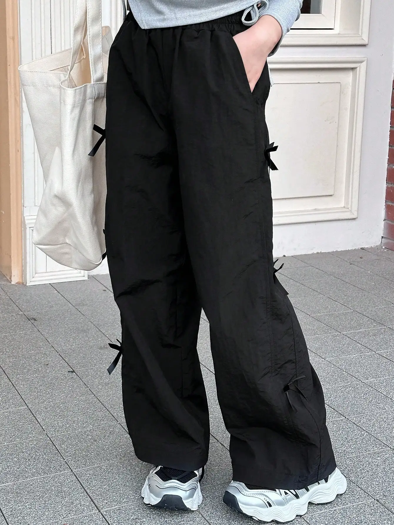 

Черные широкие повседневные брюки с декоративными бантиками для девочек