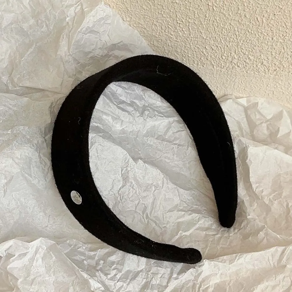 Luxury Wool Felt Wide Headband Silver Emblem Korean Dongdaemun 2025 Autumn Winter Elegant Hairpiece Soft Touch Hair Accessory