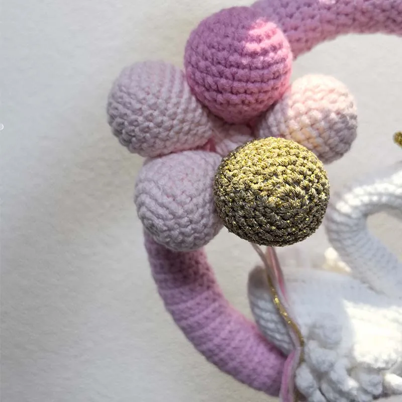 พวงหรีดถักโครเชต์ชื่อเด็กแบบส่วนตัว พร้อมหงส์และลูกโป่ง ของตกแต่งผนังห้องเด็กแบบกำหนดเอง ของขวัญทำมือสำหรับเด็กแรกเกิด ของขวัญสำหรับงานเลี้ยงฉลองทารก