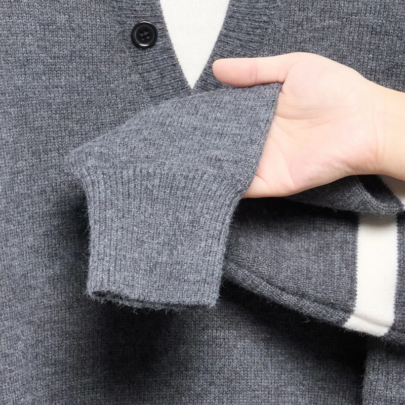 Designer Original Herbst Herren Langarm-Pullover Gestricktes Hemd Klassischer V-Ausschnitt Stickerei Täglicher Old Money Style Herrenpullover – Detail 7