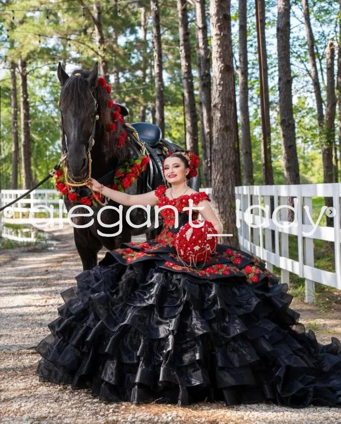 Vestido de quinceañera gótico con hombros descubiertos, bordado Floral, volantes, corsé con cordones, negro