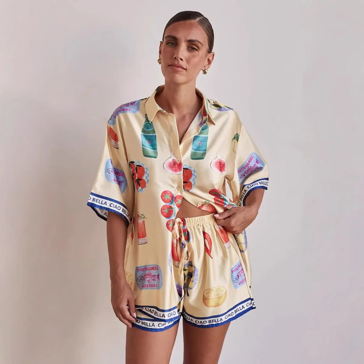 Conjunto para el hogar para mujer, camisa con cuello estampado de dibujos animados, pantalones cortos de cintura elástica, conjunto de dos piezas de satén, moda de verano 2025