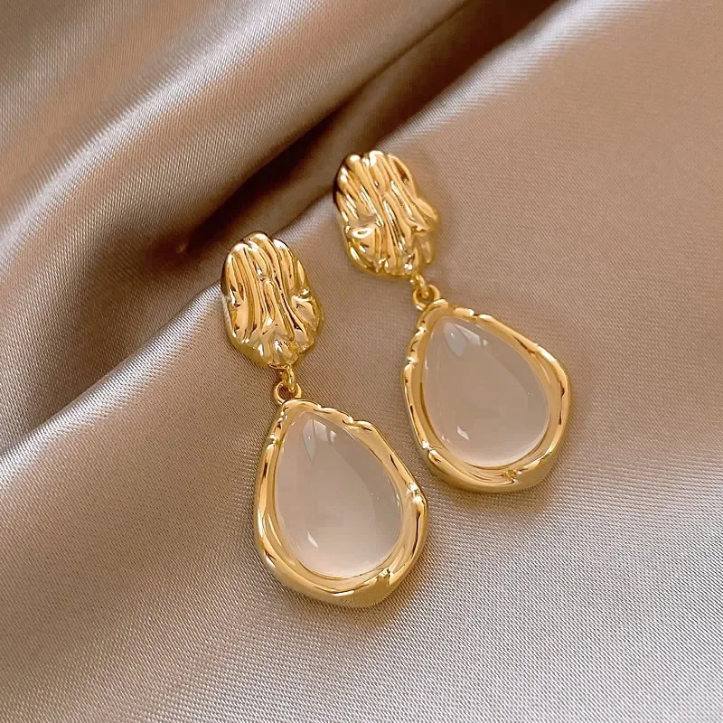 

Retro chalcedony earrings women's light luxury high-end earrings, niche unique temperament earrings 2024 new popular earrings