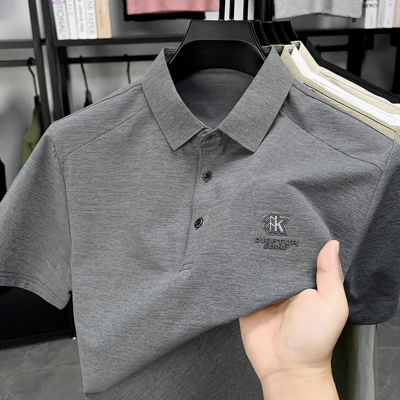 Neues Herren-Business-Casual-Kurzarmhemd mit Abzeichen, einfarbiges Poloshirt, modisches, atmungsaktives, bequemes, vielseitiges Oberteil