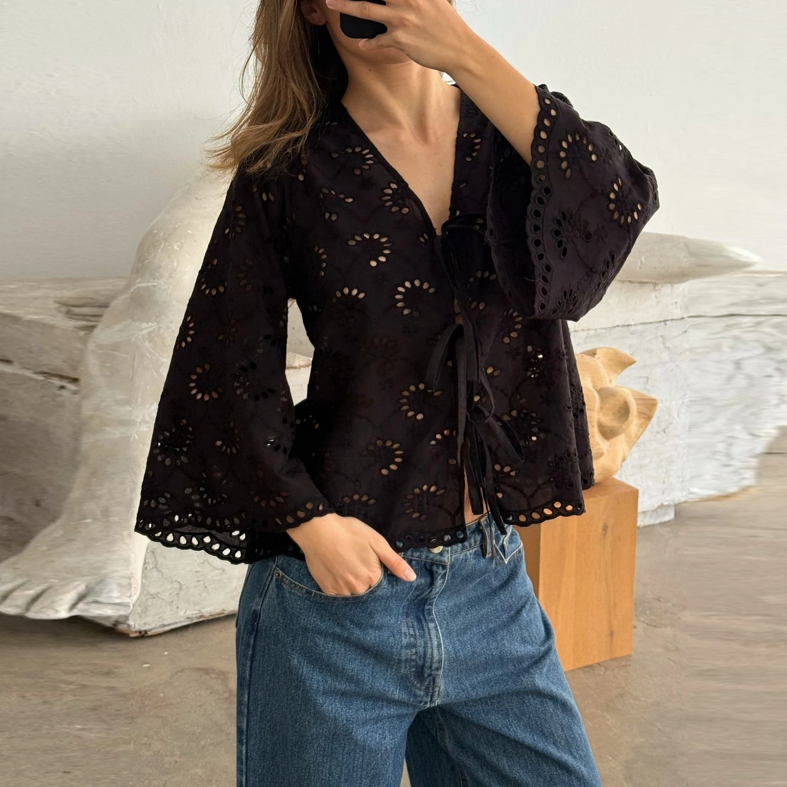 2025 Women's Lace Up Eyelet Hollow Out Blouse Fashionable Solid Color V Neck 3/4 Sleeve Loose Tie Front Tops