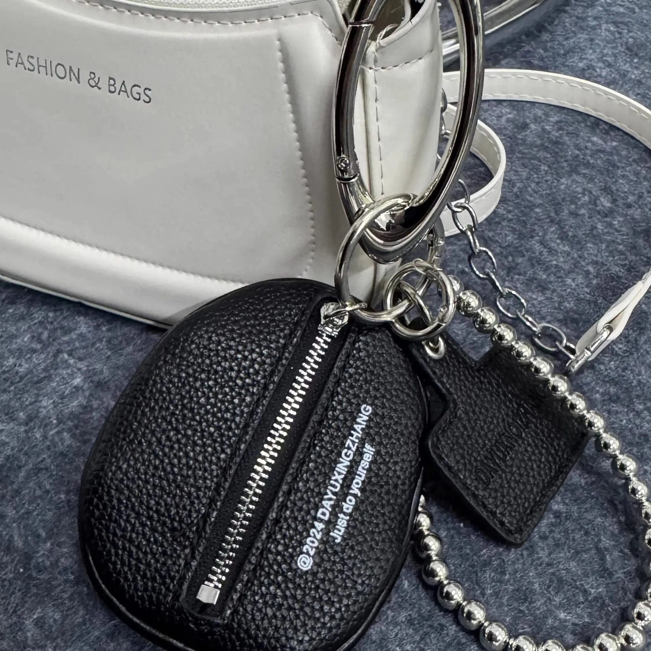 chaveiro-de-bolsa-estilo-urbano-acessorio-moderno-com-estampa-lichia-fecho-de-ziper-unissex-casual-design-minimalista-p