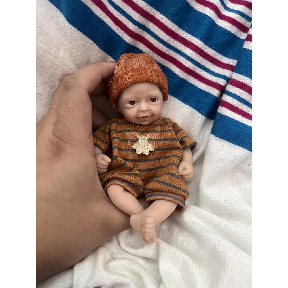Miniatur-Reborn-Babypuppe, 5,5 Zoll groß, mit braunen Augen, vollständig aus Silikon, realistisches Aussehen, inklusive Kleidung und Zubehör für die Fütterung. – Detail 4
