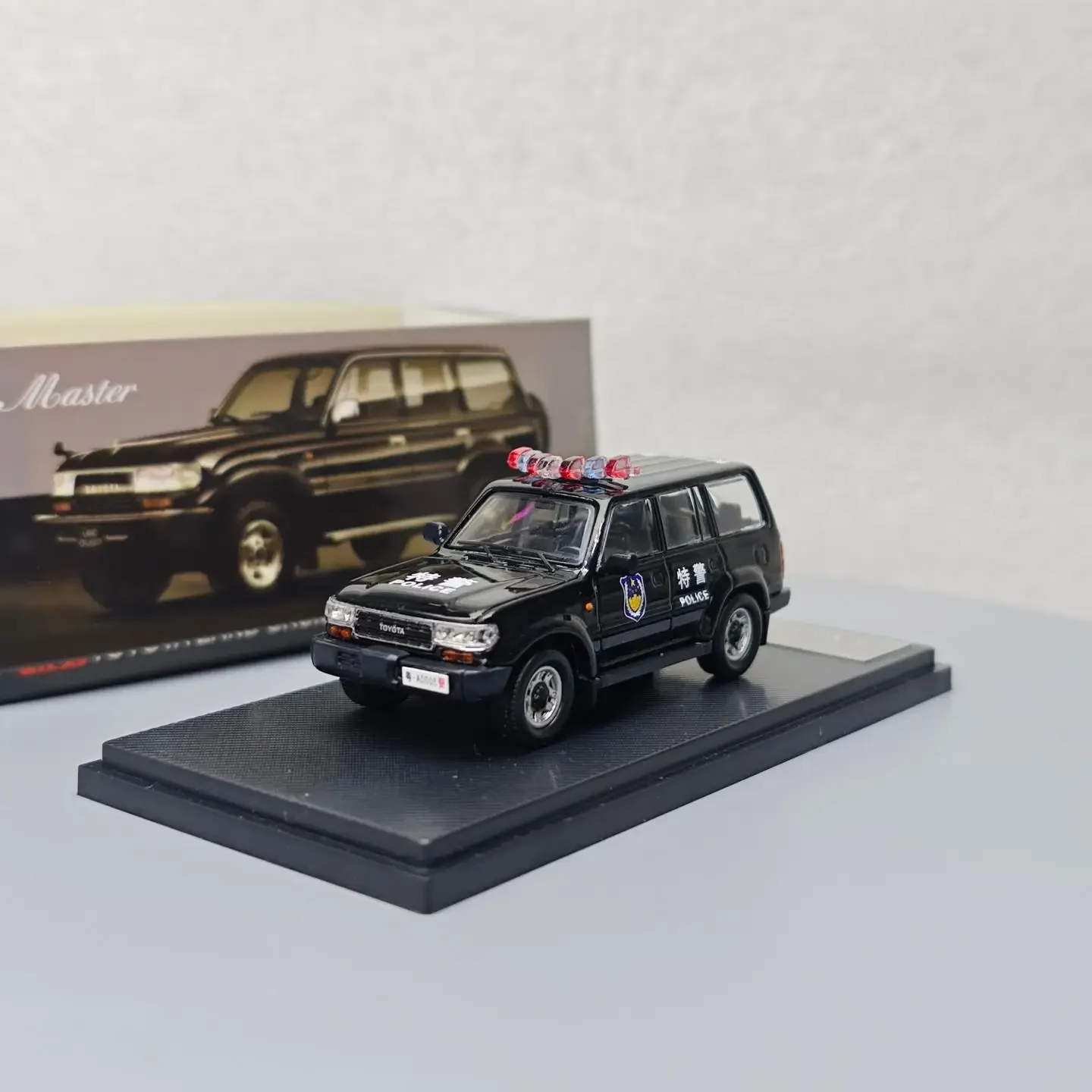 รถโมเดลจำลองโลหะผสม แลนด์ครุยเซอร์ LC80 รุ่นตำรวจพิเศษ ขนาด 1:64 ของสะสม ของเล่น