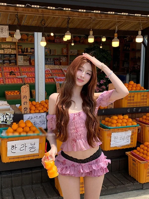 

Модный летний женский комплект из двух предметов с цветочным принтом: топ с V-образным вырезом и рукавами-крылышками, шорты с низкой талией на шнурке