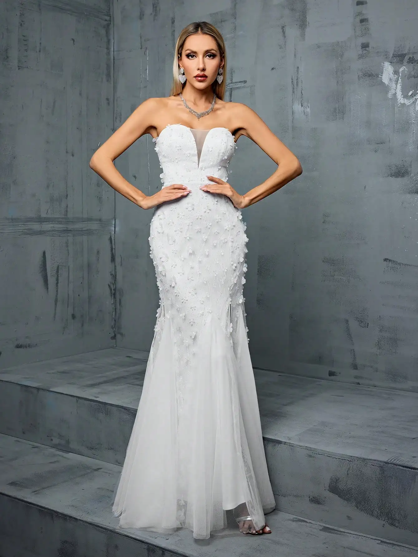 Trägerloses Hochzeitskleid mit 3D-Blumenverzierung, Netzstoff, Meerjungfrauen-Silhouette und geschlitztem Saum