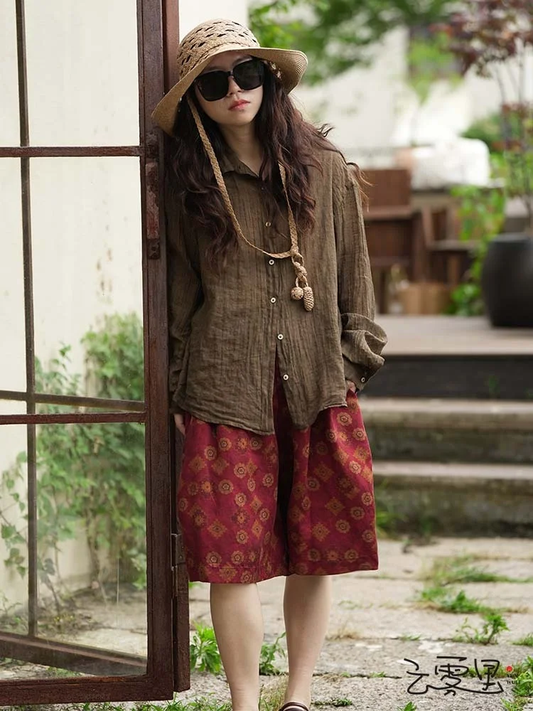 

Оригинальный дизайн Cloud Mist: винтажная легкая рубашка из хлопково-нейлоновой смеси с цветочным принтом, окрашенная растительными красителями, с длинными рукавами и квадратным воротником.