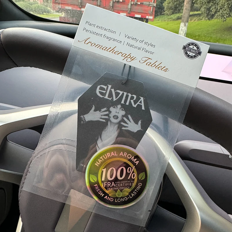 Ambientador para Auto con Aroma a Hielo Ártico (Elvira Coffin Classic) (Refrescante/Estilo Verano) |     Colgador para espejo retrovisor y clip de doble propósito para rejilla de ventilación |     Tabletas de Aromaterapia de Materiales Naturales |     Fragancia Duradera por 90 Días |     Sin Alcohol |     No teme la exposición directa al sol |     Diseñado Específicamente para Eliminar Olores en Autos, Armarios y Baños. |     Gráficos de Animación de Dibujos Animados |