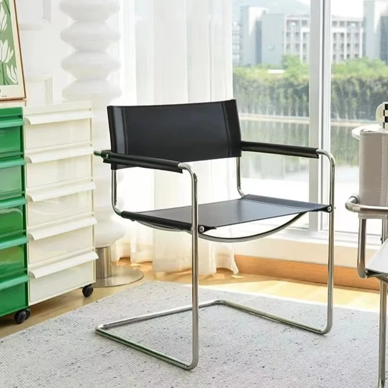 Bauhaus Bürostuhl mit Armlehnen, Rückenlehne aus Edelstahl, Sattelleder-Esszimmerstuhl, Komfortabler Freizeitstuhl, Fotorequisite, Möbelstück