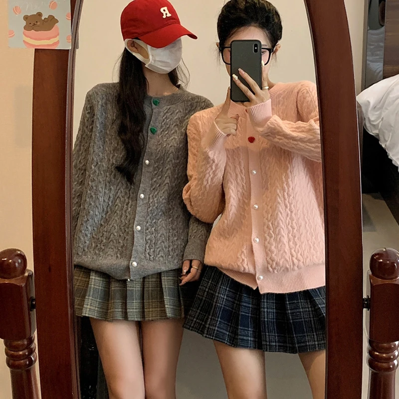 

Long Sve однотонный вязаный свитер, женский повседневный тонкий модели с пуговицами в форме сердца, универсальный антивозрастной топ