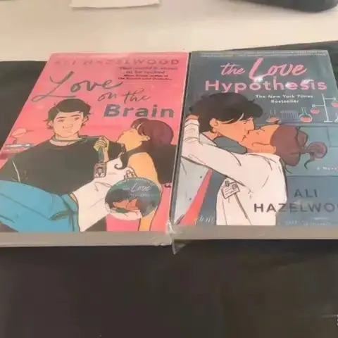 Ali Hazelwood의 1권 The Love Hypothesis/Love on The Brain/Loathe to Love You/Love, 이론적으로 소설 영어 도서