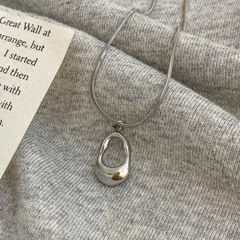 

Waterdrop Hollow Choker Necklace Feminine Elegant Bone Chain Design Empty Outward Style for Spring Season Women's Fashion