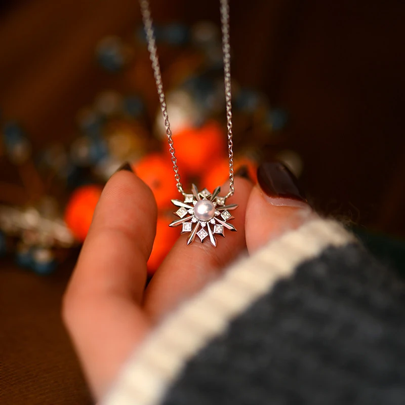 Huitan Neuartige Imitationsperlen-Schneeflocken-Anhänger-Halskette für Damen, Silberfarben, Exquisiter Weihnachtsparty-Trendschmuck mit CZ