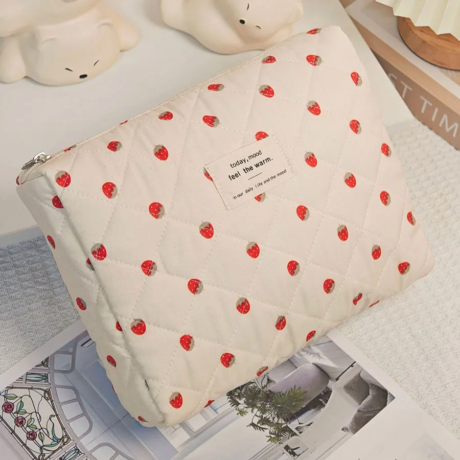 Borsa per il trucco alla fragola Borse per cosmetici da donna Moda portatile carina custodia da viaggio per cosmetici Borsa in cotone trapuntato con cerniera Pu