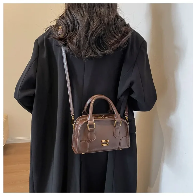 

Новое поступление, женская сумка через плечо 2025 года — винтажный стиль бейсбола, мини-дизайн для ежедневного использования, водонепроницаемый материал с несколькими карманами