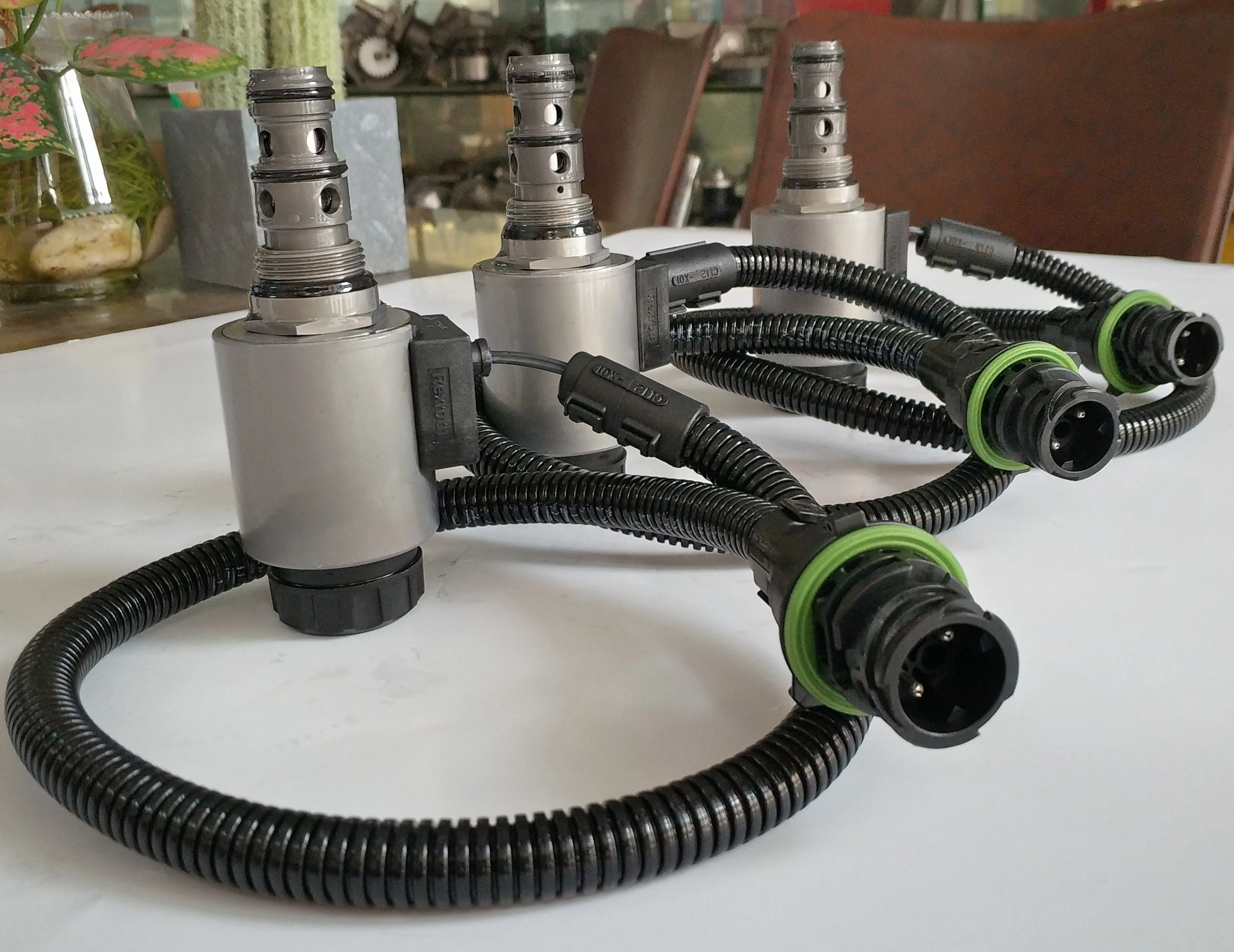 TLF Per pala gommata L180E Pezzi di ricambio Elettrovalvola motore Modello VOE15066984 15066984